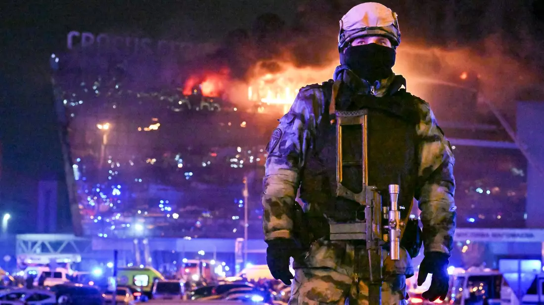 Wegen des Terroranschlags auf eine Konzerthalle in Moskau stehen vier mutmaßliche Hauptattentäter und viele Komplizen vor Gericht. (Archivbild) - Bild: Dmitry Serebryakov/AP