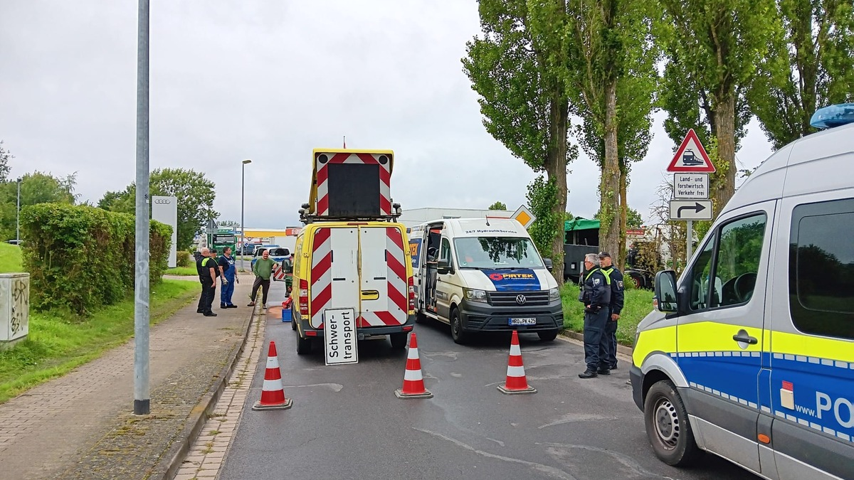 POL-NB: Stau im Industrieviertel - Schwerlaster mit Hydraulikproblemen - Foto: presseportal.de