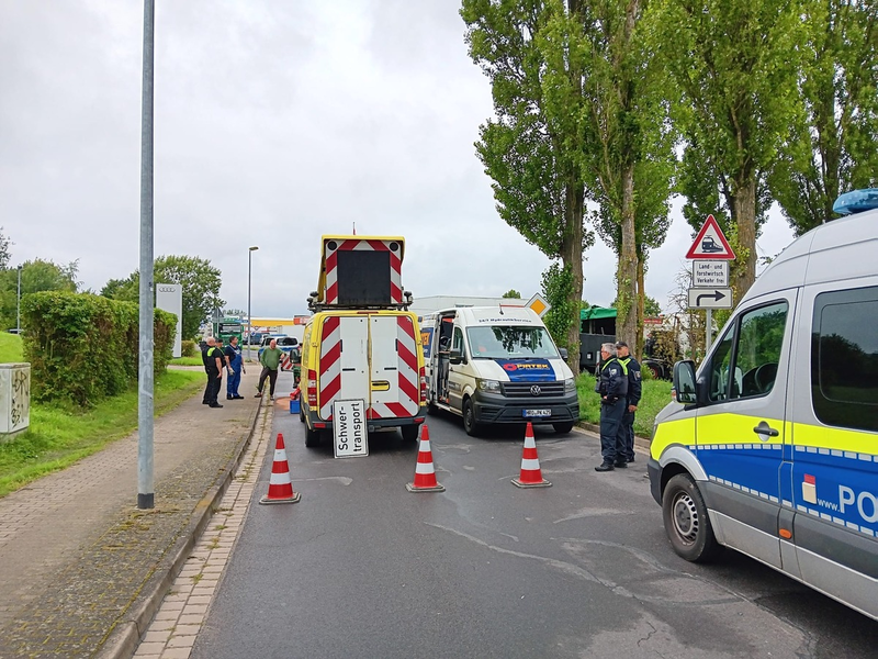 POL-NB: Stau im Industrieviertel - Schwerlaster mit Hydraulikproblemen - Foto: presseportal.de
