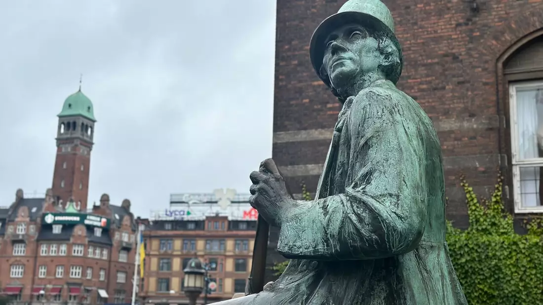 Eine Statue zu Ehren des dänischen Nationaldichters H.C. Andersen steht vor dem Rathaus von Kopenhagen. - Bild: Steffen Trumpf/dpa