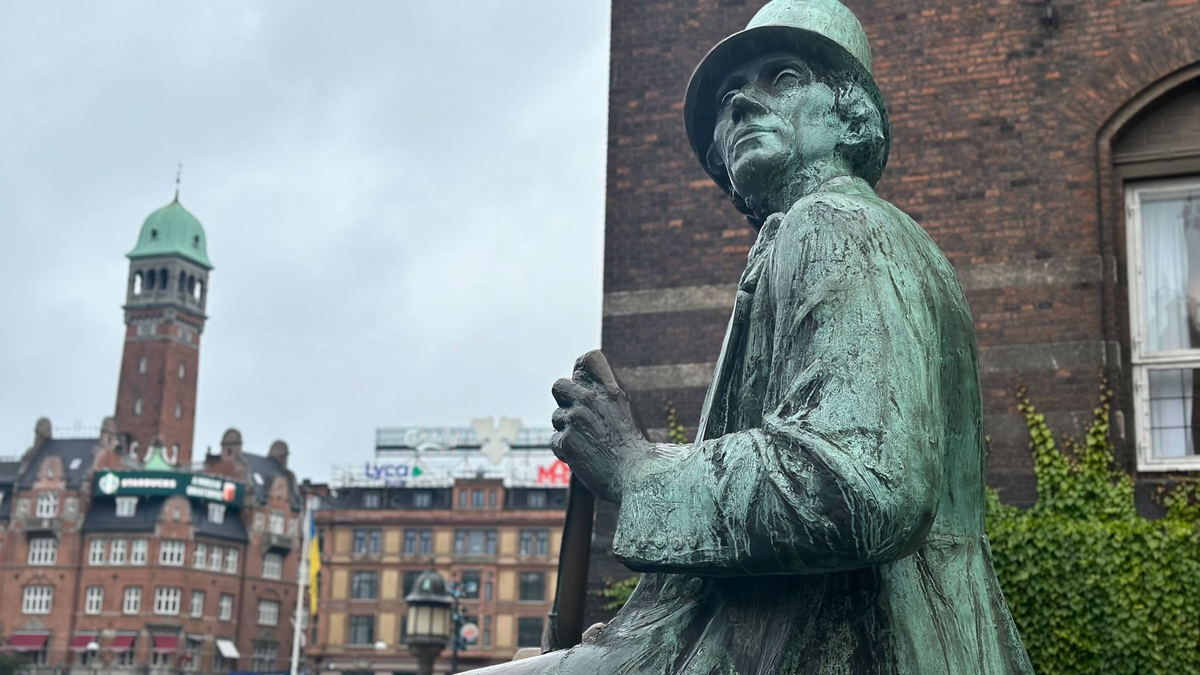 Eine Statue zu Ehren des dänischen Nationaldichters H.C. Andersen steht vor dem Rathaus von Kopenhagen. - Foto: Steffen Trumpf/dpa