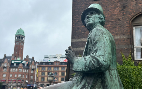 Eine Statue zu Ehren des dänischen Nationaldichters H.C. Andersen steht vor dem Rathaus von Kopenhagen. - Foto: Steffen Trumpf/dpa Eine Statue zu Ehren des dänischen Nationaldichters H.C. Andersen steht vor dem Rathaus von Kopenhagen. - Foto: Steffen Trumpf/dpa