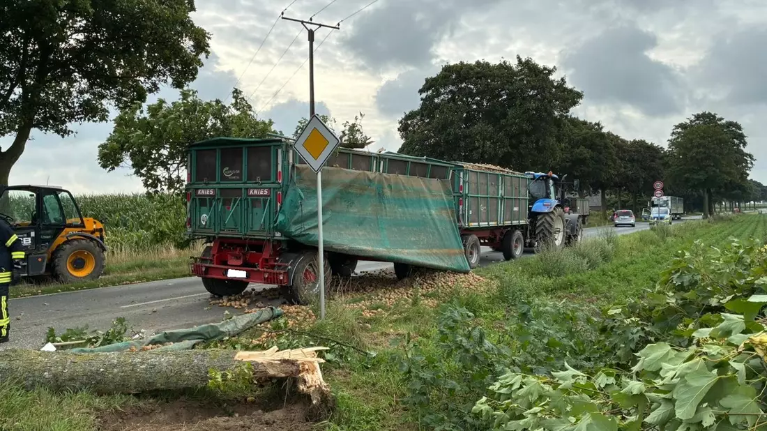 FW-KLE: Verkehrsunfall mit Traktorgespann - Baum stürzt auf Fahrbahn - Bild: presseportal.de