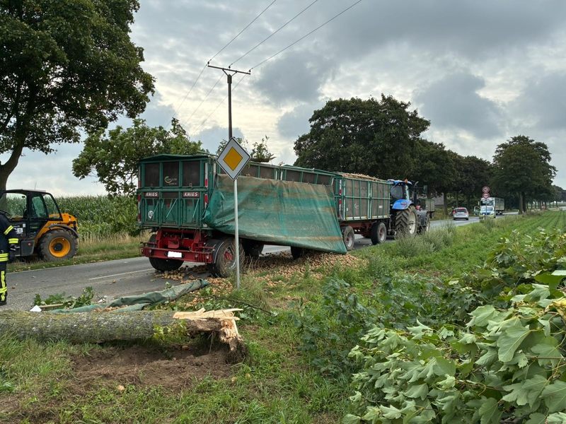 FW-KLE: Verkehrsunfall mit Traktorgespann - Baum stürzt auf Fahrbahn - Foto: presseportal.de