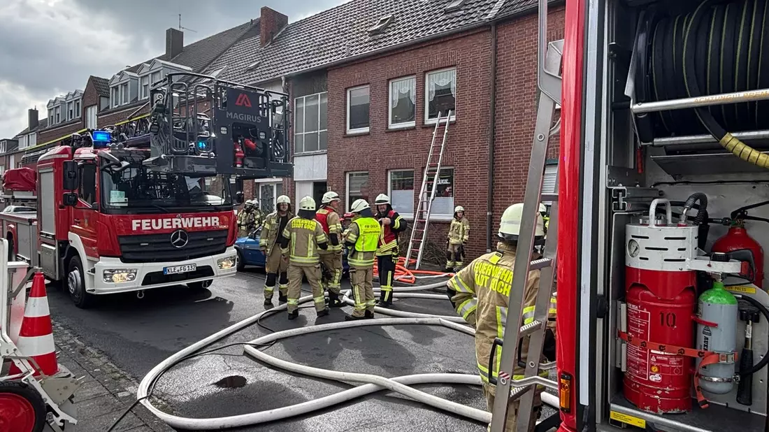 Feuerwehr Goch: Kellerbrand: Feuerwehr führt Person aus Gebäude - Bild: presseportal.de