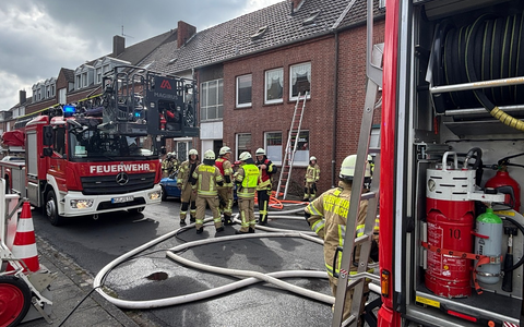 Feuerwehr Goch: Kellerbrand: Feuerwehr führt Person aus Gebäude - Foto: presseportal.de