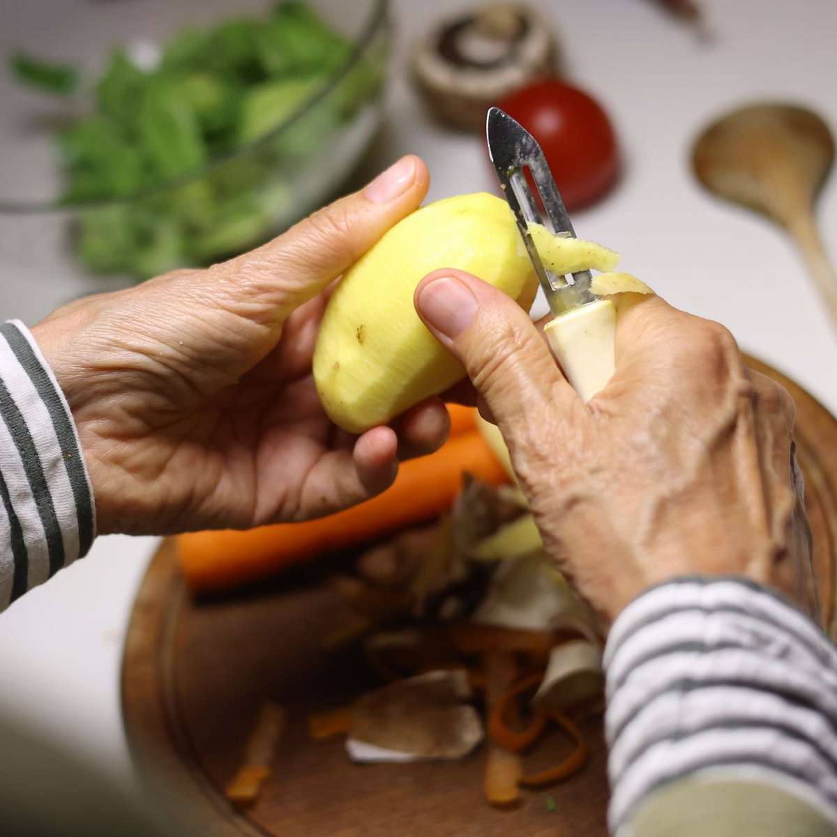 Als gesund gelten täglich fünf Portionen Obst und Gemüse (Archivbild). - Foto: Karl-Josef Hildenbrand/dpa