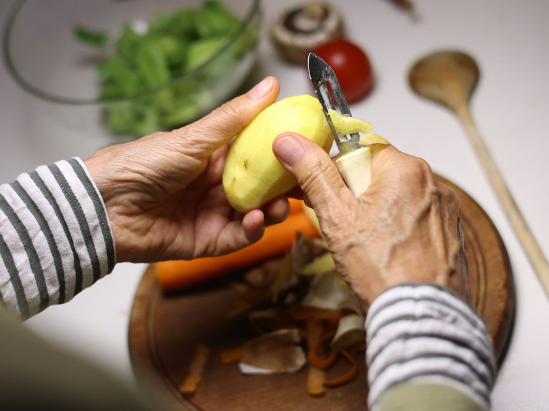 Als gesund gelten täglich fünf Portionen Obst und Gemüse (Archivbild). - Foto: Karl-Josef Hildenbrand/dpa