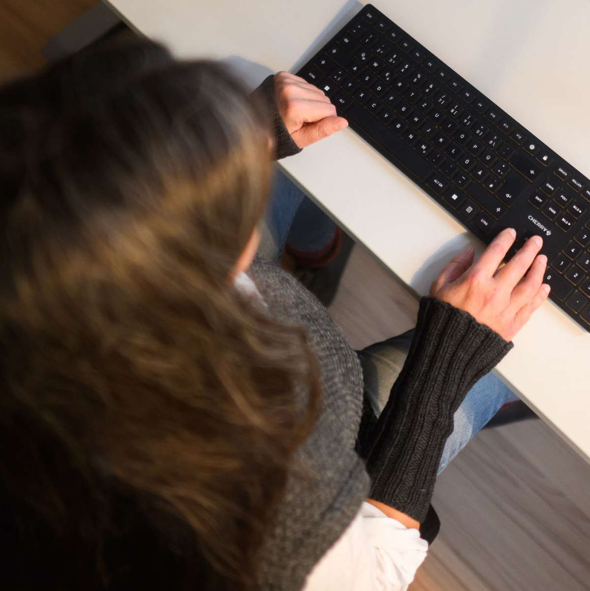 Deutsche verbringen im Schnitt 10 Stunden am Tag mit Sitzen (Archivbild). - Foto: Julian Stratenschulte/dpa