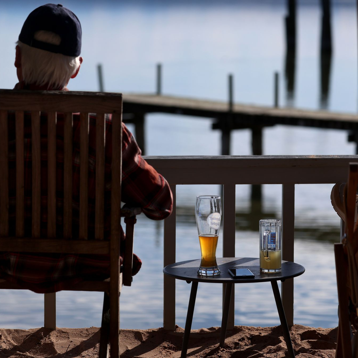 Knapp ein Drittel der Befragten verzichtet vollständig auf Alkohol (Archivbild). - Foto: Karl-Josef Hildenbrand/dpa