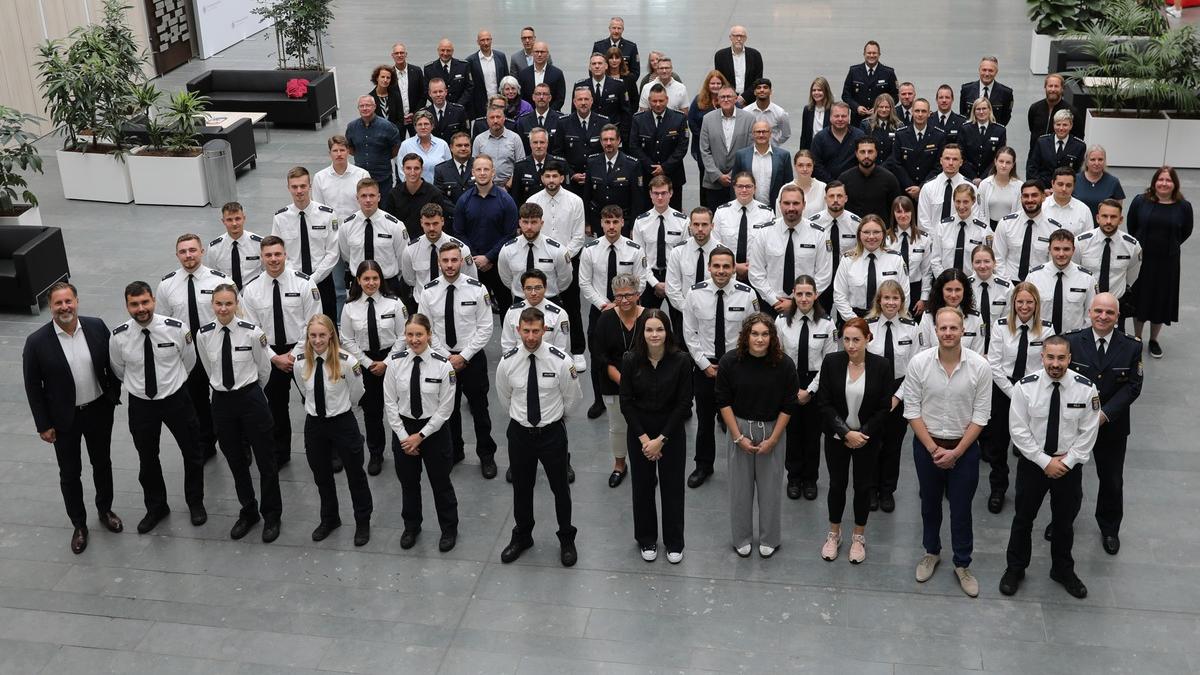 POL-OF: Neue Kolleginnen und Kollegen begrüßt: 74 Neuzugängen im Polizeipräsidium Südosthessen - Foto: presseportal.de