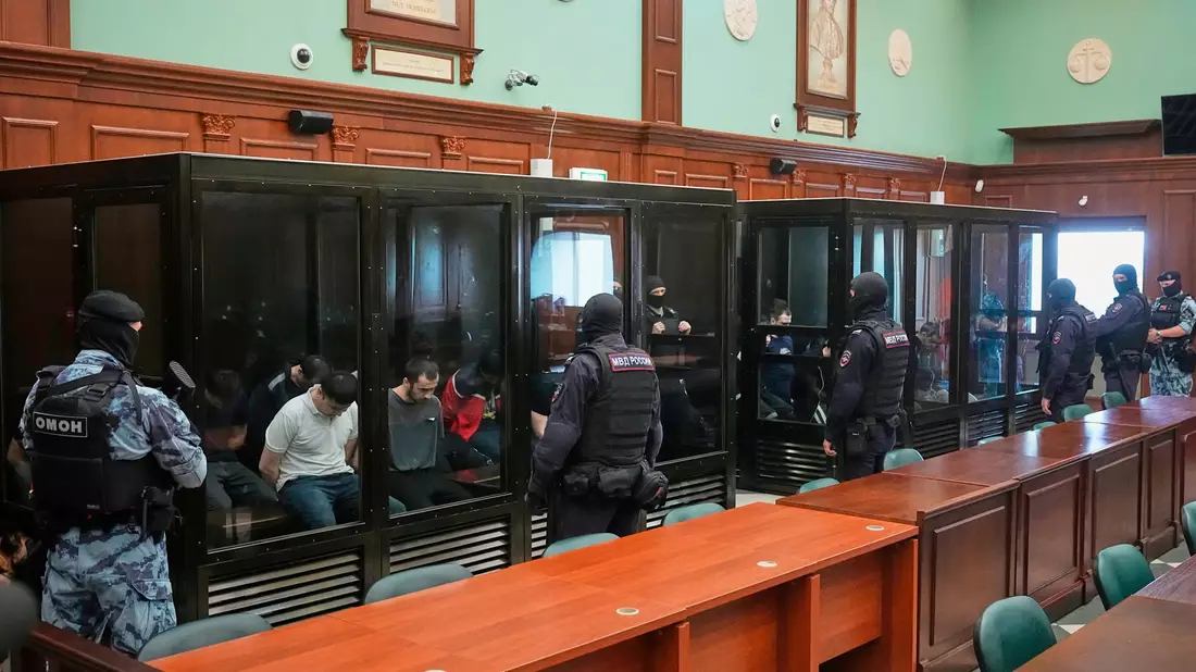 Die 19 Angeklagten saßen schwer bewacht in gläsernen Käfigen.  - Bild: Pavel Bednyakov/AP/dpa