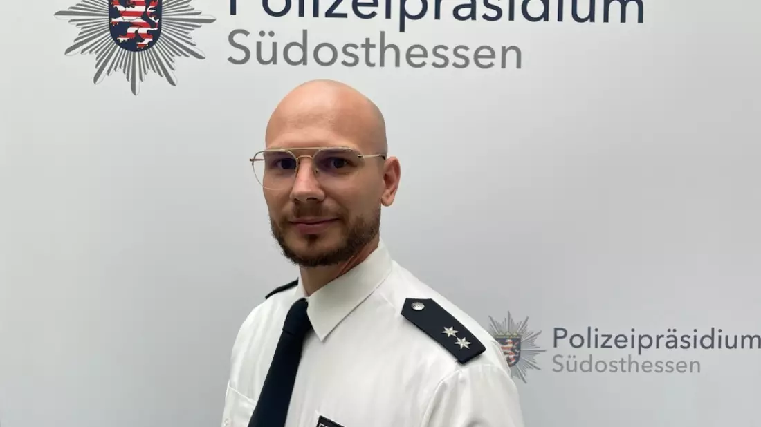 POL-OF: Polizeioberkommissar Maximilian Edelbluth neu in der Pressestelle; Gelöster Anhänger beschädigt grauen Renault; DEIG-Einsatz gewährleistet sichere Ingewahrsamnahme eines 44-Jährigen und mehr - Bild: presseportal.de