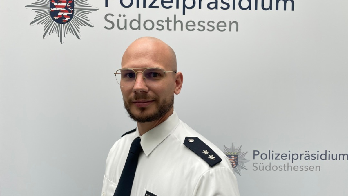 POL-OF: Polizeioberkommissar Maximilian Edelbluth neu in der Pressestelle; Gelöster Anhänger beschädigt grauen Renault; DEIG-Einsatz gewährleistet sichere Ingewahrsamnahme eines 44-Jährigen und mehr - Foto: presseportal.de