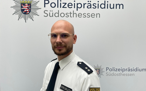 POL-OF: Polizeioberkommissar Maximilian Edelbluth neu in der Pressestelle; Gelöster Anhänger beschädigt grauen Renault; DEIG-Einsatz gewährleistet sichere Ingewahrsamnahme eines 44-Jährigen und mehr - Foto: presseportal.de