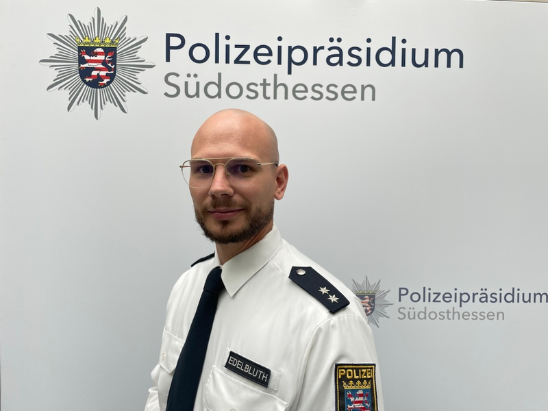 POL-OF: Polizeioberkommissar Maximilian Edelbluth neu in der Pressestelle; Gelöster Anhänger beschädigt grauen Renault; DEIG-Einsatz gewährleistet sichere Ingewahrsamnahme eines 44-Jährigen und mehr - Foto: presseportal.de