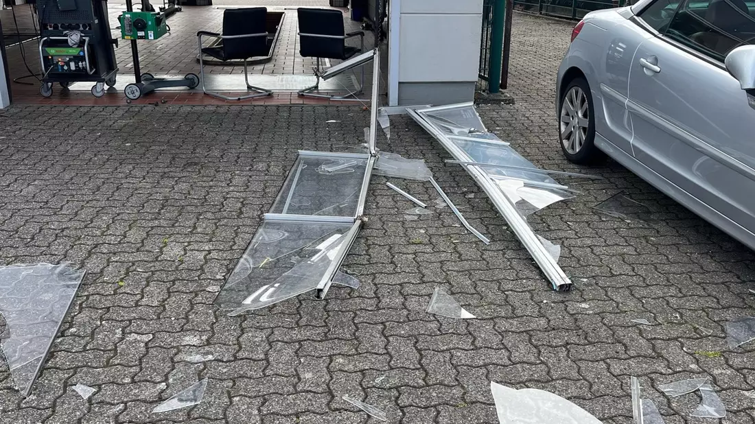 POL-COE: Dülmen, Telgenkamp/ Senior beschädigt mit Auto Hallentor und Autos - Bild: presseportal.de
