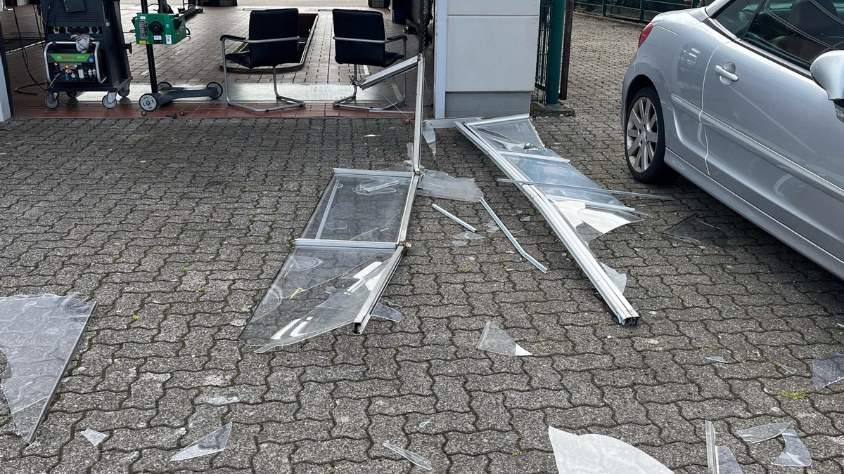 POL-COE: Dülmen, Telgenkamp/ Senior beschädigt mit Auto Hallentor und Autos - Foto: presseportal.de