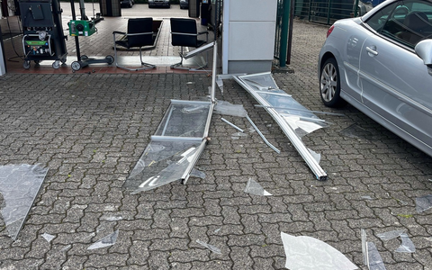 POL-COE: Dülmen, Telgenkamp/ Senior beschädigt mit Auto Hallentor und Autos - Foto: presseportal.de