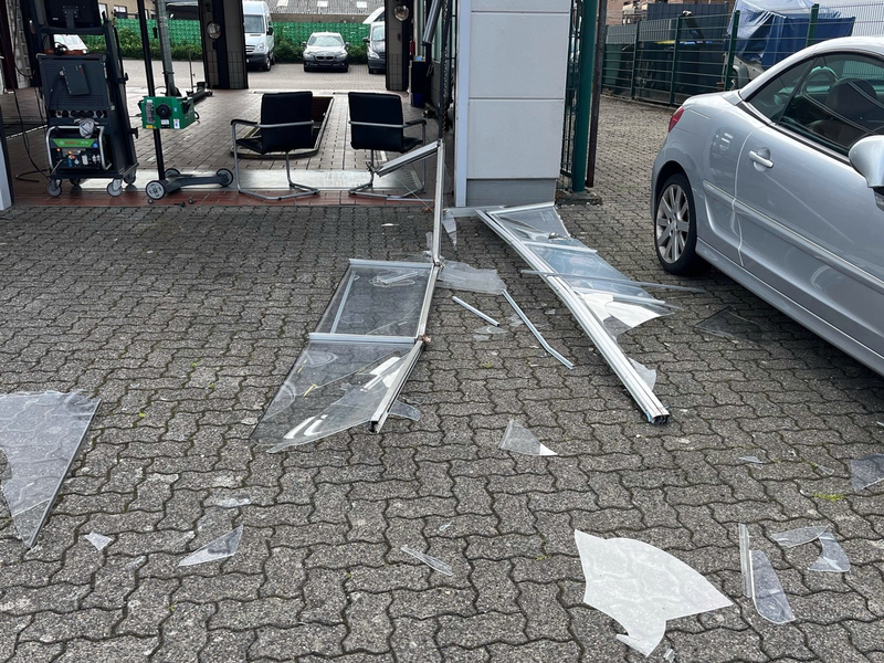 POL-COE: Dülmen, Telgenkamp/ Senior beschädigt mit Auto Hallentor und Autos - Foto: presseportal.de