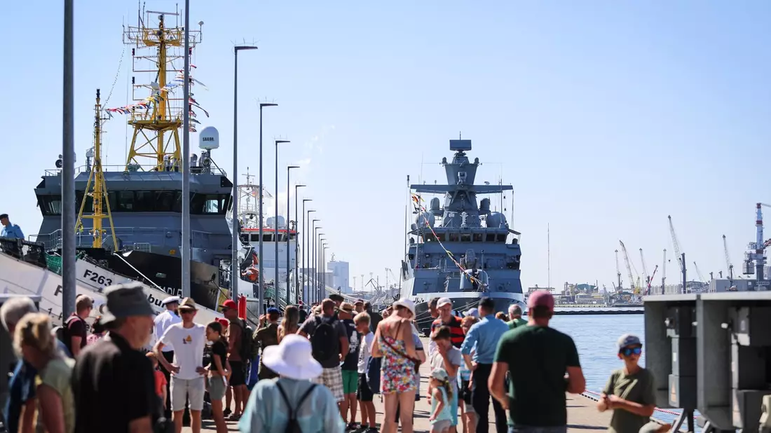 Willkommen an Bord - die Deutsche Marine bei der Hanse Sail 2025 - Bild: presseportal.de