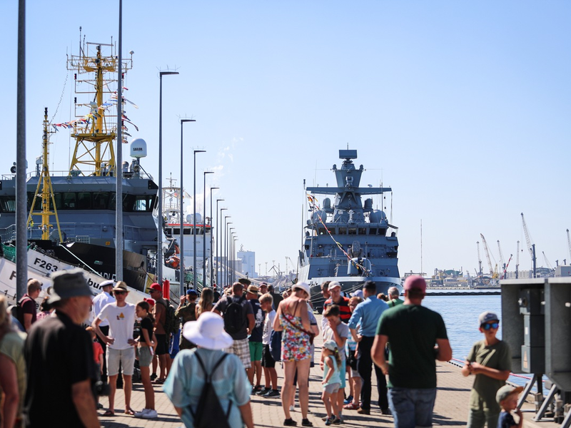 Willkommen an Bord - die Deutsche Marine bei der Hanse Sail 2025 - Foto: presseportal.de