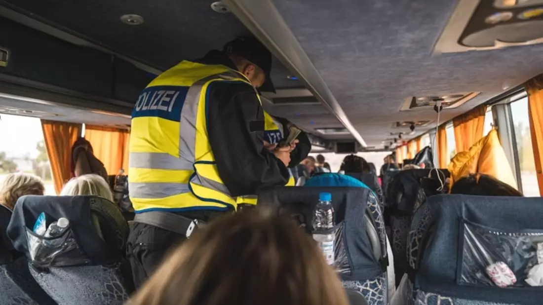 Bundespolizeidirektion München: Zwei Frauen, zwei Haftbefehle aus 2023 / Zwei Festnahmen bei Grenzkontrollen auf Inntalautobahn - Bild: presseportal.de