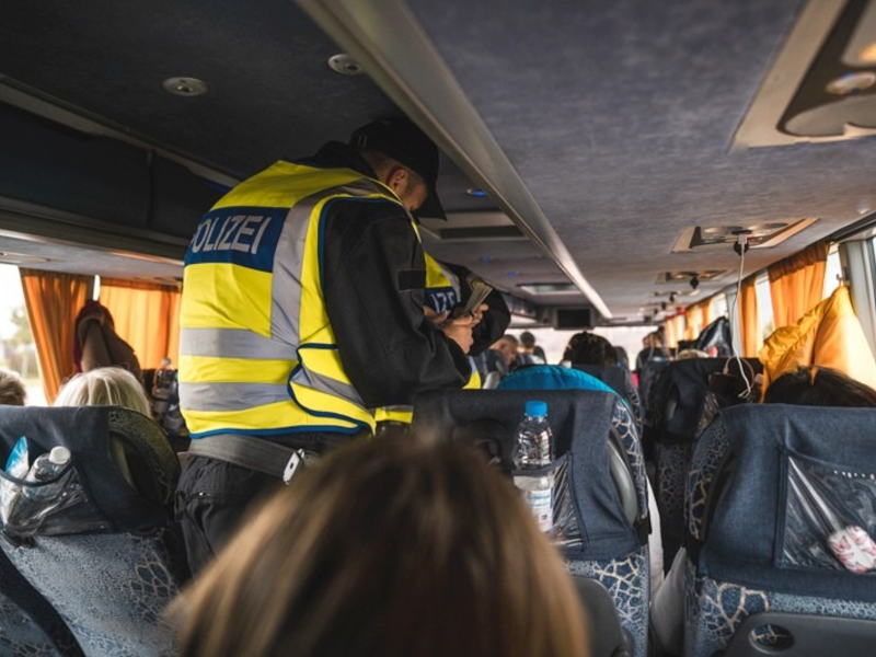 Bundespolizeidirektion München: Zwei Frauen, zwei Haftbefehle aus 2023 / Zwei Festnahmen bei Grenzkontrollen auf Inntalautobahn - Foto: presseportal.de