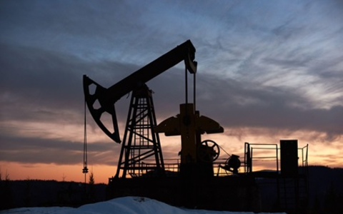 Ölförderpumpen für die physische Rohölförderung und globale Energieversorgung - Foto: Freepik