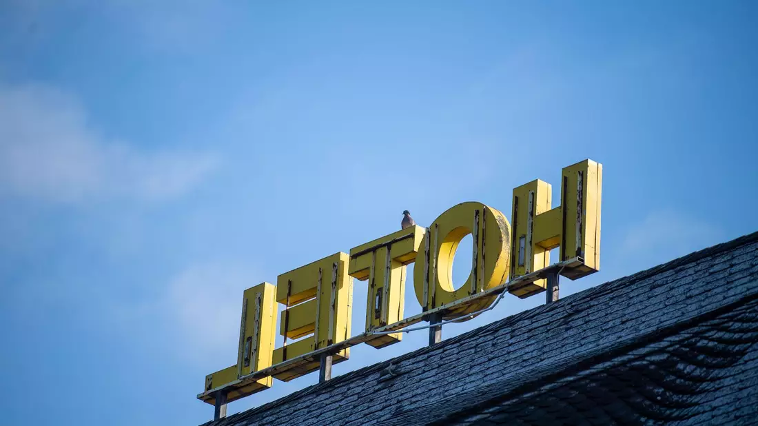 Die Zusammenarbeit mit Booking.com ist für viele Hotels alternativlos. (Symbolbild) - Bild: Lino Mirgeler/dpa