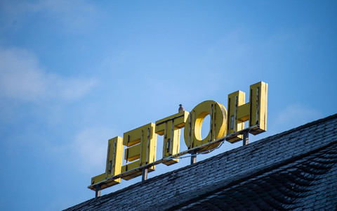 Die Zusammenarbeit mit Booking.com ist für viele Hotels alternativlos. (Symbolbild) - Foto: Lino Mirgeler/dpa