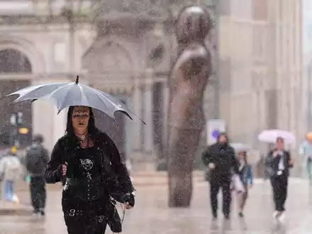 Sturm Floris sorgt für Unwetter in Großbritannien und Irland. - Foto: Jacob King/PA Wire/dpa