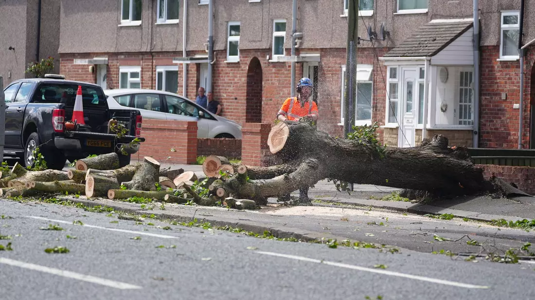 Mehrere Straßen sind gesperrt worden. - Bild: Owen Humphreys/PA Wire/dpa