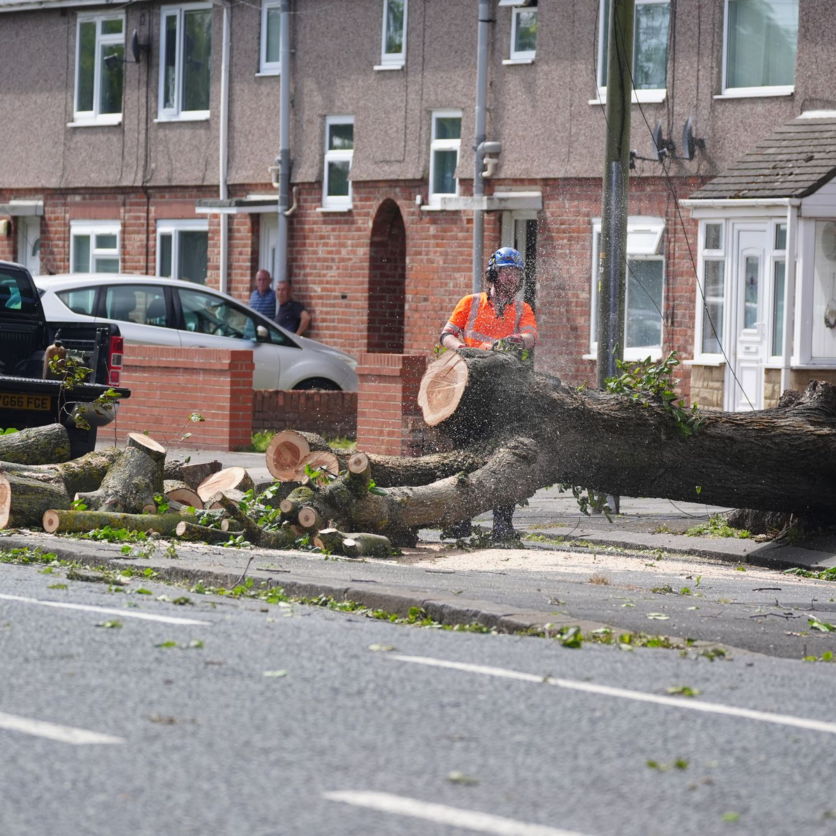 Mehrere Straßen sind gesperrt worden. - Foto: Owen Humphreys/PA Wire/dpa