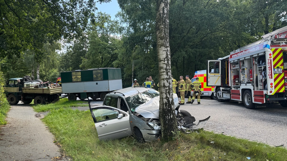 FW-SE: Schwerer Verkehrsunfall mit LKW und zwei PKW auf der B206 Höhe Bad Bramstedt - Foto: presseportal.de