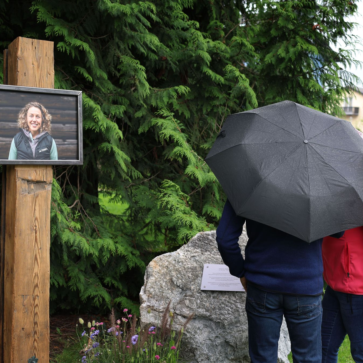 Im Partenkirchener Kurpark wurde schon ein temporärer Gedenkort eingerichtet.  - Foto: Karl-Josef Hildenbrand/dpa