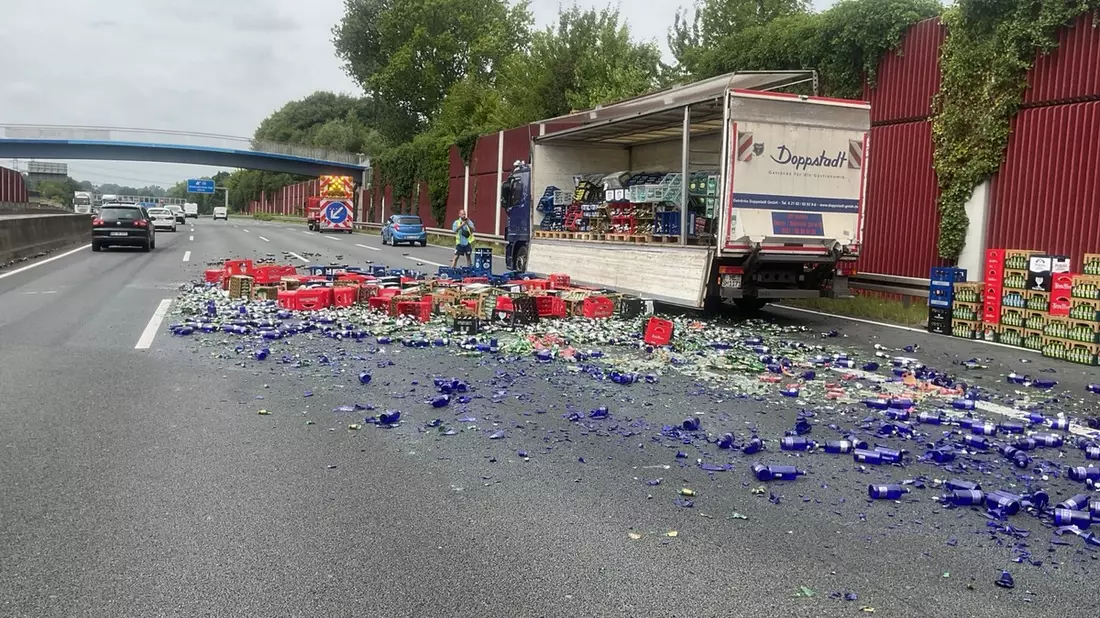 FW-BO: LKW verliert Getränkekisten - Scherbenreicher Unfall auf der A 40 - Bild: presseportal.de