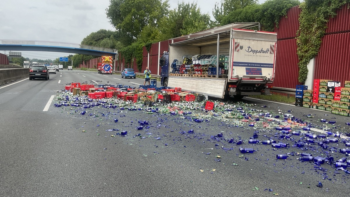 FW-BO: LKW verliert Getränkekisten - Scherbenreicher Unfall auf der A 40 - Foto: presseportal.de