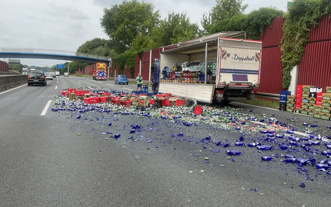 FW-BO: LKW verliert Getränkekisten - Scherbenreicher Unfall auf der A 40 - Foto: presseportal.de