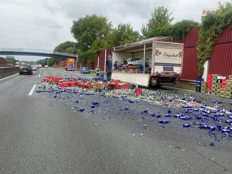 FW-BO: LKW verliert Getränkekisten - Scherbenreicher Unfall auf der A 40 - Foto: presseportal.de