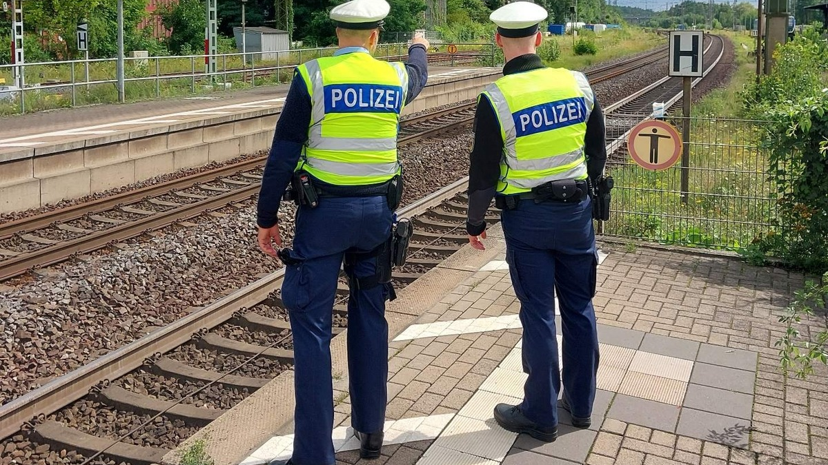 BPOL-HB: Mann sitzt auf Bahnsteigkante: Metronom mit Nothalt - Bundespolizei warnt: Lebensgefahr! - Foto: presseportal.de