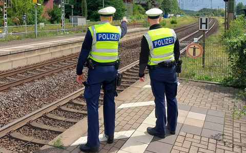 BPOL-HB: Mann sitzt auf Bahnsteigkante: Metronom mit Nothalt - Bundespolizei warnt: Lebensgefahr! - Foto: presseportal.de BPOL-HB: Mann sitzt auf Bahnsteigkante: Metronom mit Nothalt - Bundespolizei warnt: Lebensgefahr! - Foto: presseportal.de