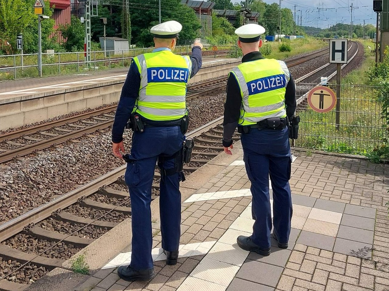 BPOL-HB: Mann sitzt auf Bahnsteigkante: Metronom mit Nothalt - Bundespolizei warnt: Lebensgefahr! - Foto: presseportal.de
