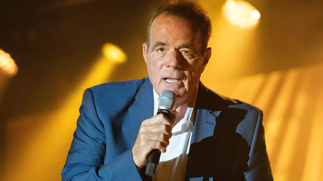Sänger Hein Simons, vielen besser bekannt als «Heintje», bangt um sein Gehör.  - Bild: Matthias Wehnert/dpa