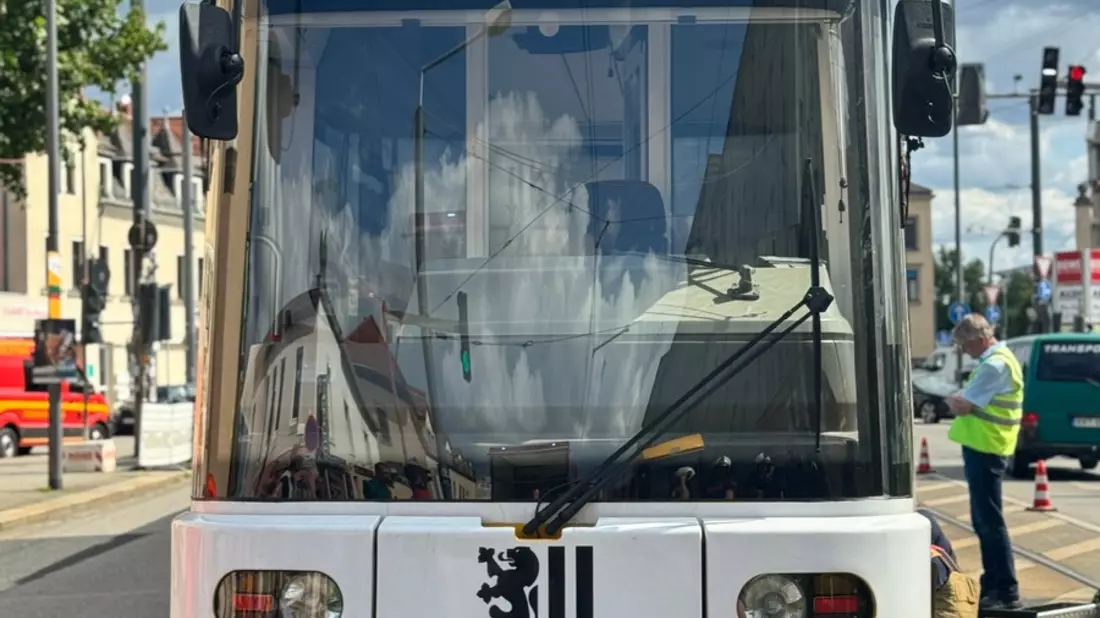 FW Dresden: Straßenbahn entgleist: Einsatzkräfte bringen Tram zurück ins Gleis - Bild: presseportal.de
