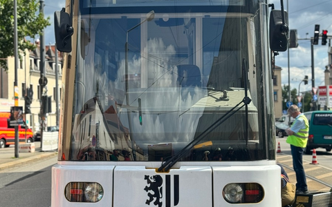 FW Dresden: Straßenbahn entgleist: Einsatzkräfte bringen Tram zurück ins Gleis - Foto: presseportal.de
