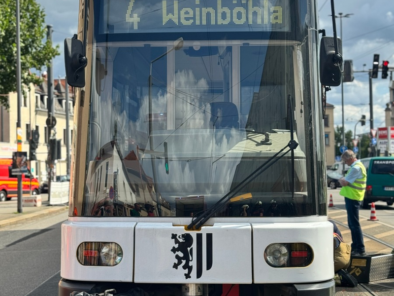 FW Dresden: Straßenbahn entgleist: Einsatzkräfte bringen Tram zurück ins Gleis - Foto: presseportal.de