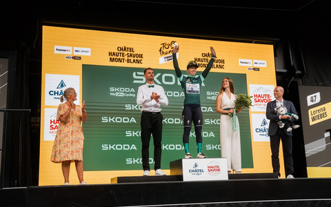 Finale der Tour de France Femmes avec Zwift: Neue Trophäe von Škoda Design erinnert an das 130 jährige Firmenjubiläum - Foto: presseportal.de