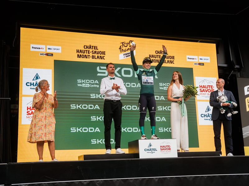 Finale der Tour de France Femmes avec Zwift: Neue Trophäe von Škoda Design erinnert an das 130 jährige Firmenjubiläum - Foto: presseportal.de