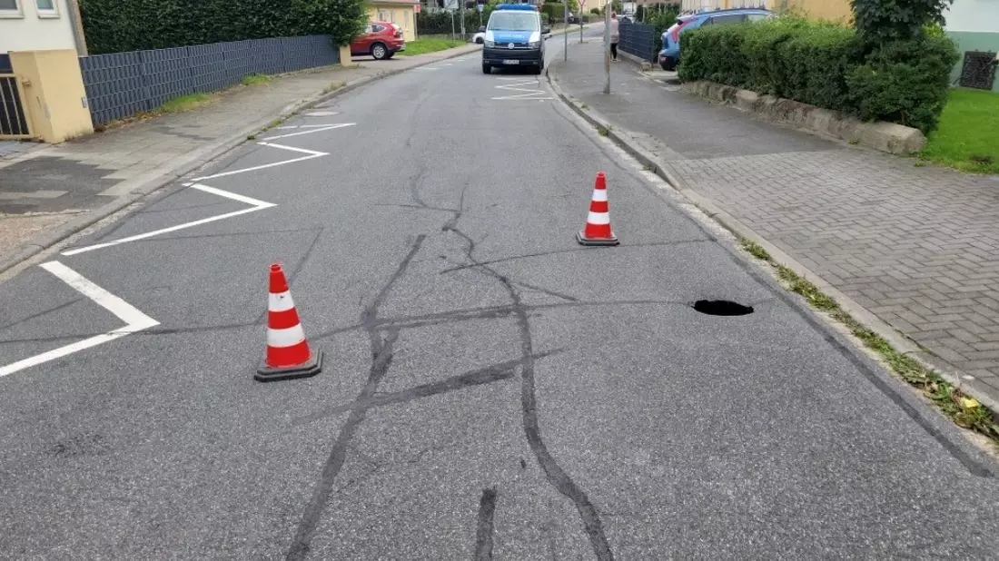POL-CE: Plötzliches Loch auf Fahrbahn in der Riemannstraße - Bild: presseportal.de